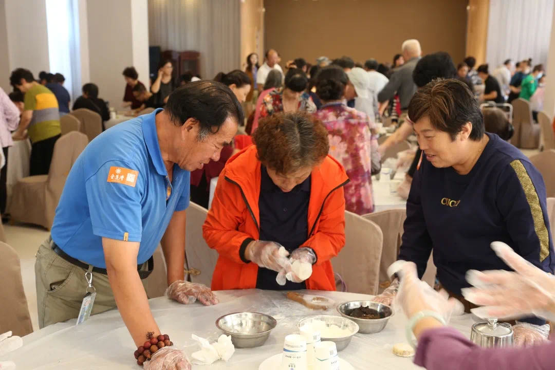 巧手做月饼 共话邻里情(图6)